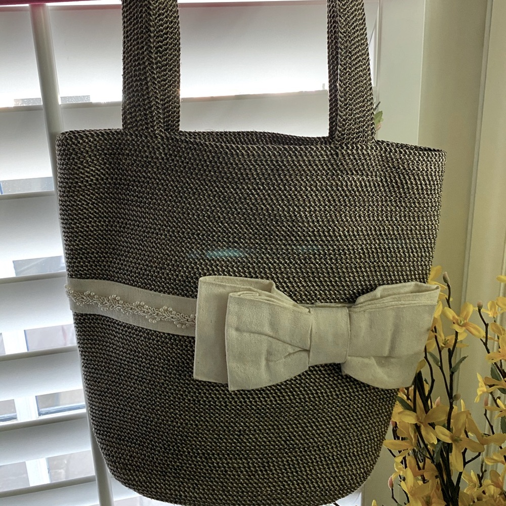 Sweet ladies shoulder bag.  Pearl detail and bow make it a total girlie girl bag